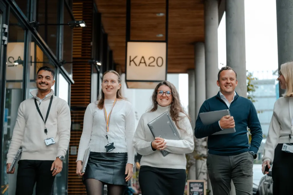 image: Klar for å ta utviklerkarrieren til neste nivå? Bli med å bygge det råeste teknologihuset i landet!